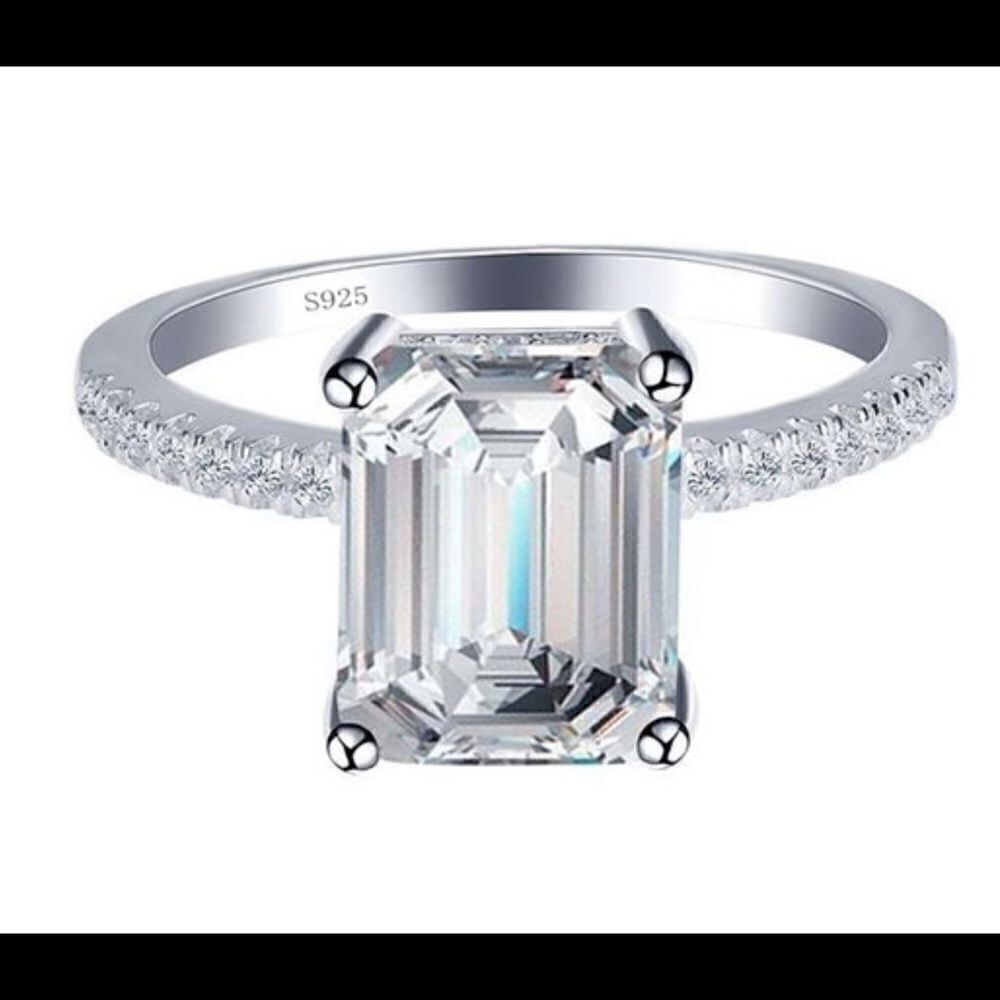 Beautiful 2ct Halo CZ Diamond Ring Size 7
